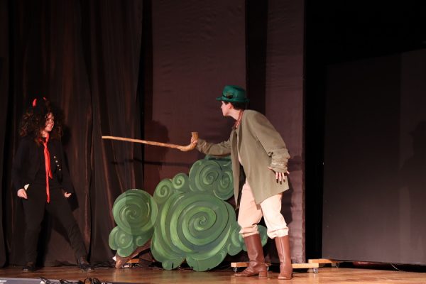 młodzi aktorzy na scenie