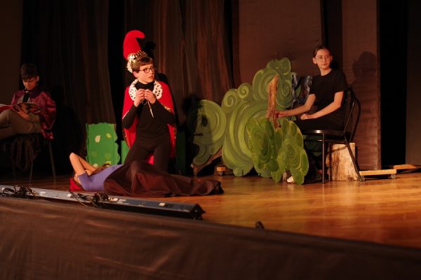 młodzi aktorzy na scenie