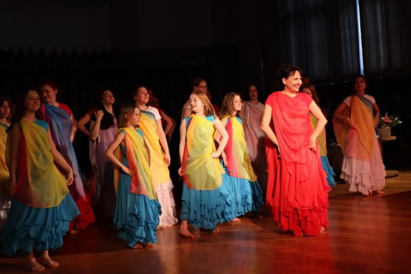 Kobiety w kolorowych strojach w tańcu