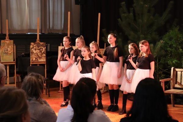 grupa dziewcząt w trakcie występu