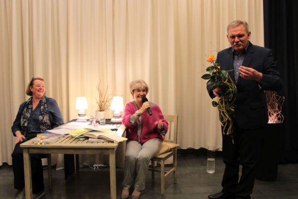 trzy osoby podczas wieczoru literackiego