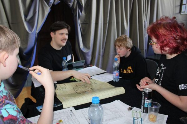 grupa młodzieży w trakcie sesji RPG