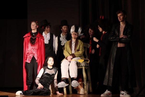 młodzi aktorzy na scenie