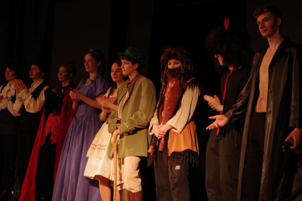 młodzi aktorzy na scenie