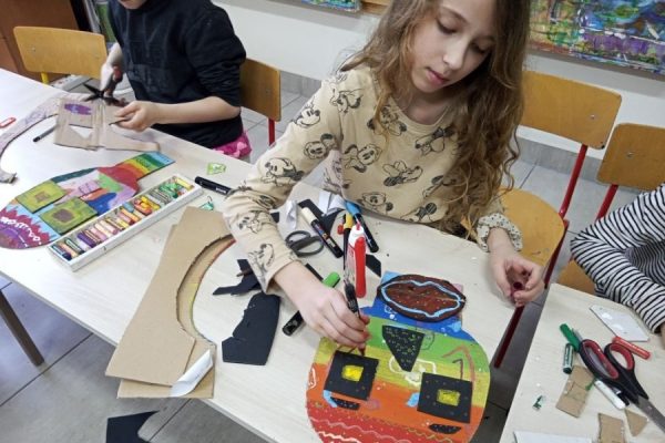 uczestnicy malują maski