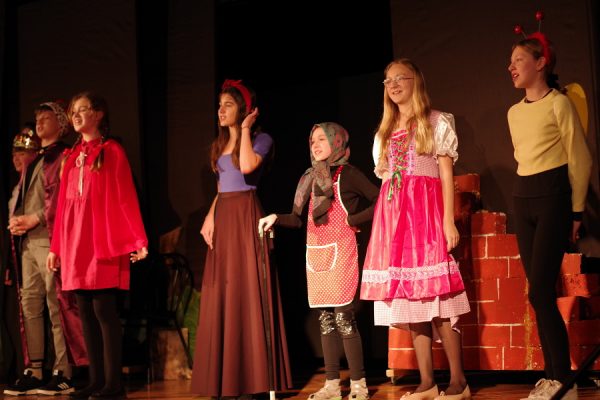 młodzi aktorzy na scenie