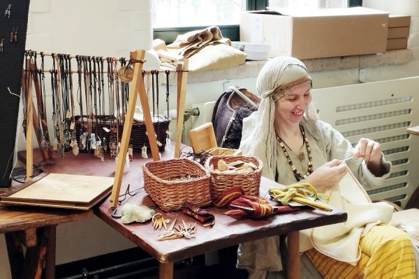 kobieta w stroju słowiańskim