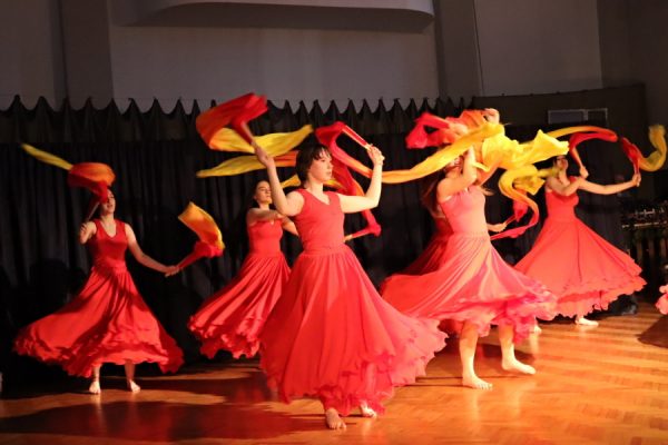 Kobiety w kolorowych strojach w tańcu