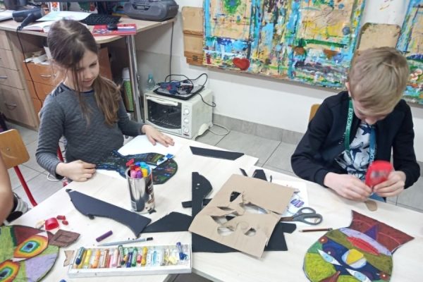 uczestnicy pracowni plastycznej podczas pracy