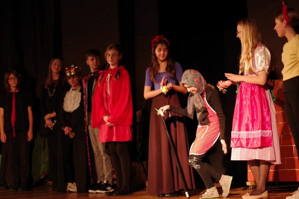 młodzi aktorzy na scenie