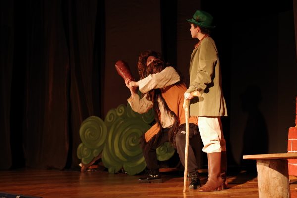 młodzi aktorzy na scenie