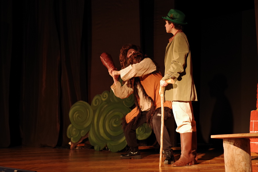 młodzi aktorzy na scenie