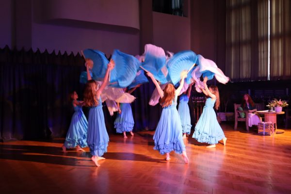 Kobiety w kolorowych strojach w tańcu