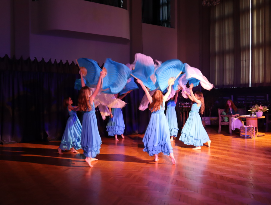 Kobiety w kolorowych strojach w tańcu