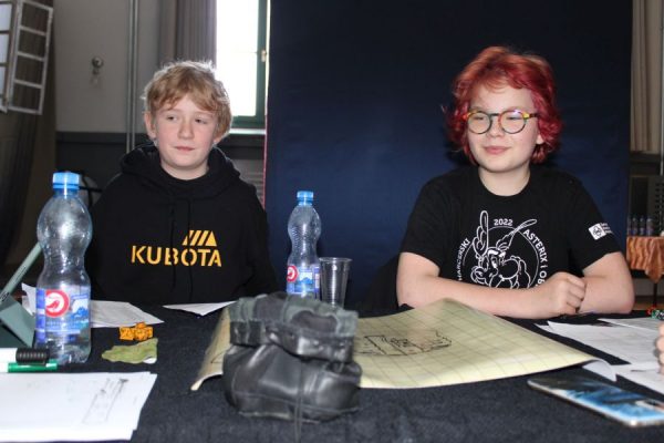 dwie osoby przy stole w trakcie sesji