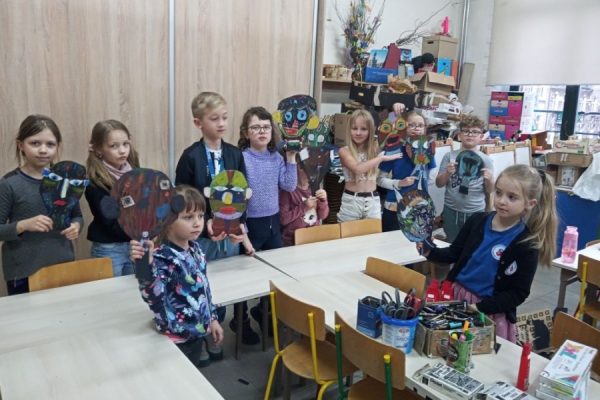 uczestnicy pracowni plastycznej podczas pracy