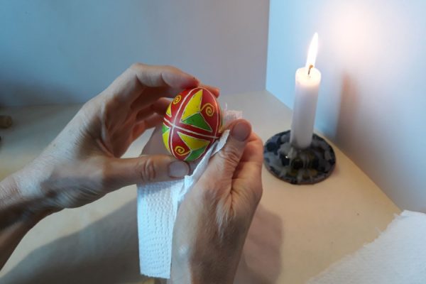 pisanka w trakcie zdobień