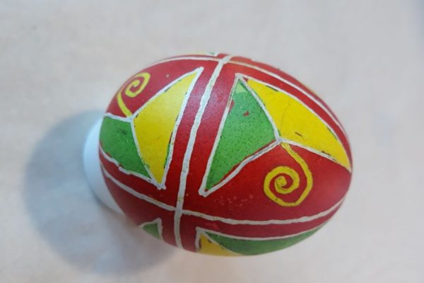 pisanka w trakcie zdobień