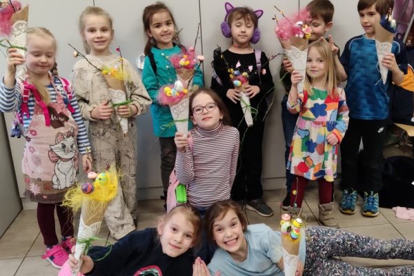 grupa dzieci z ozdobami światecznymi pozuje do zdjęcia