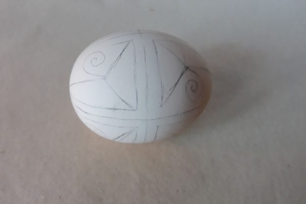 jajko przygotowane do zrobienia zdobień