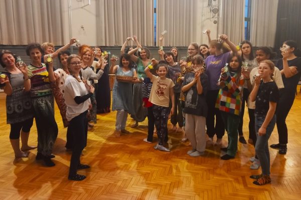 grupa uczestniczek pozuje do zdjęcia