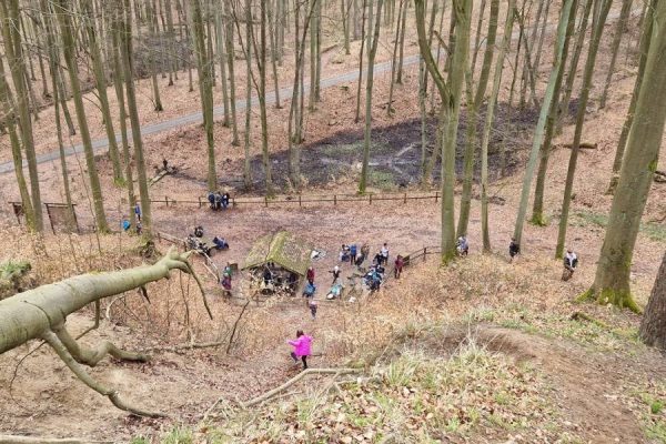 – las, grupa młodzieży na drodze leśnej