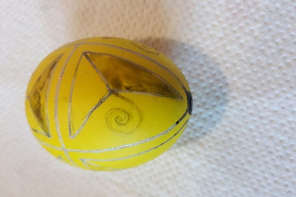 pisanka w trakcie zdobień