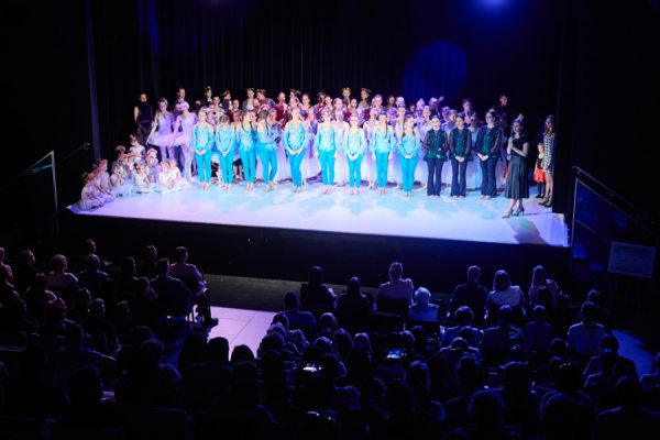 grupa dziewcząt na scenie