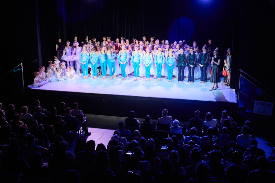 grupa dziewcząt na scenie