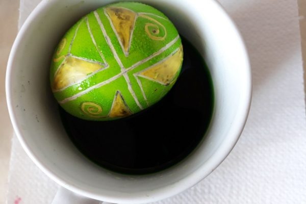 pisanka w trakcie zdobień