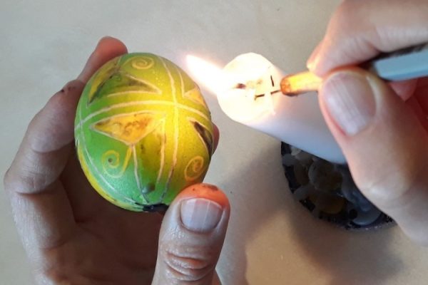 pisanka w trakcie zdobień