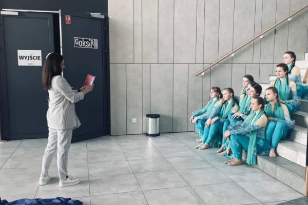 grupa dziewcząt pozuje do zdjęcia nauczycielka robi im zdjęcie