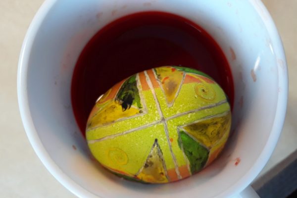 pisanka w trakcie zdobień