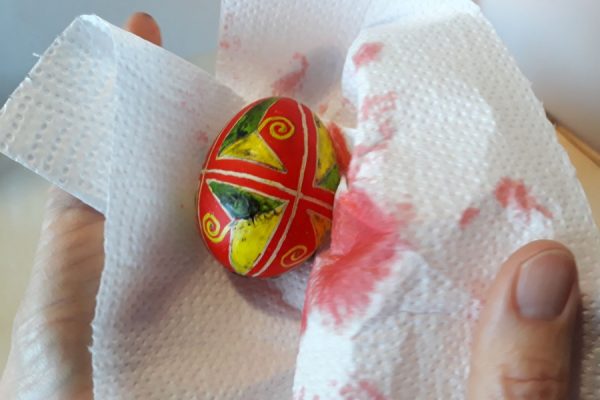 pisanka w trakcie zdobień