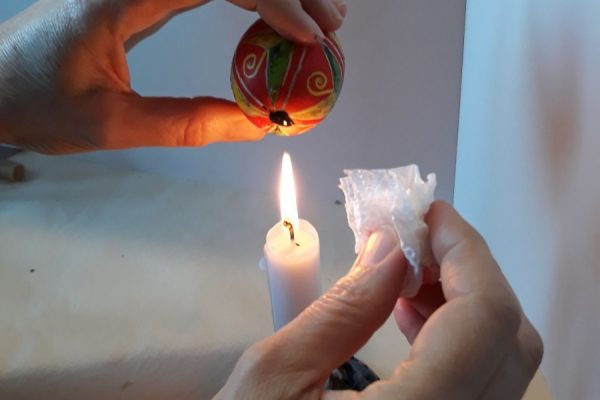 pisanka w trakcie zdobień