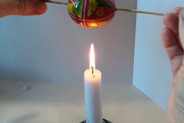 pisanka w trakcie zdobień