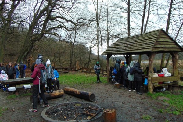 polana, grupa młodzieży odpoczywa