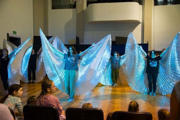 dziewczęta ze skrzydłami w trakcie tańca