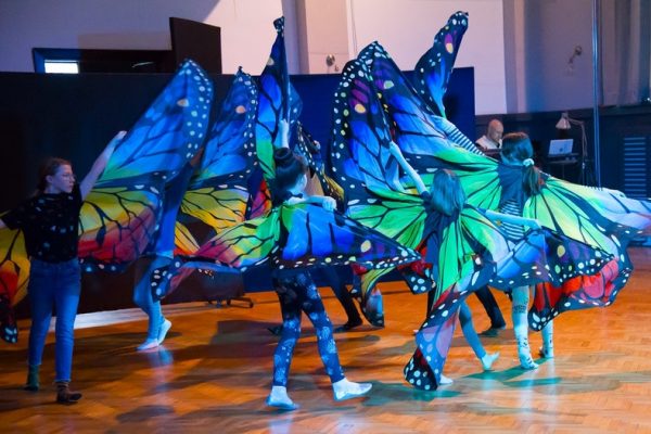 dziewczęta ze skrzydłami motyla podczas tańca