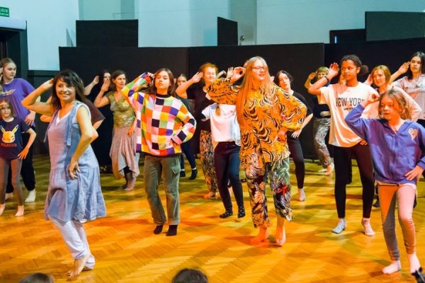 dziewczęta w trakcie tańca