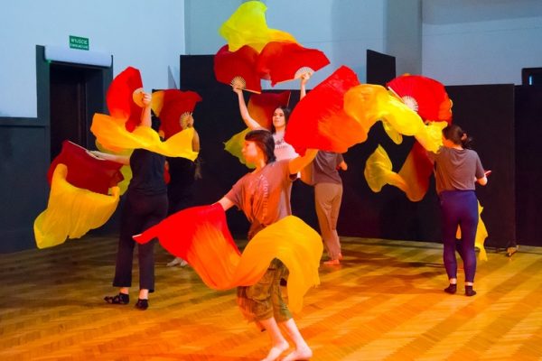 dziewczęta z wachlarzami