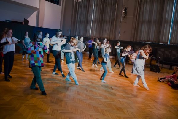 dziewczęta w trakcie tańca