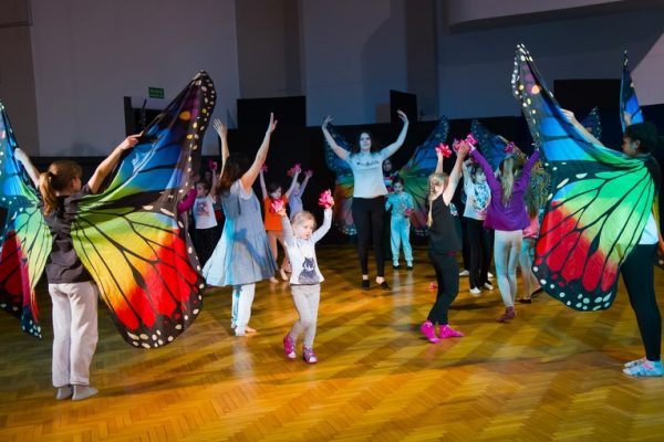 dziewczęta w trakcie tańca