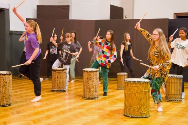dziewczęta w trakcie gry na bębnach
