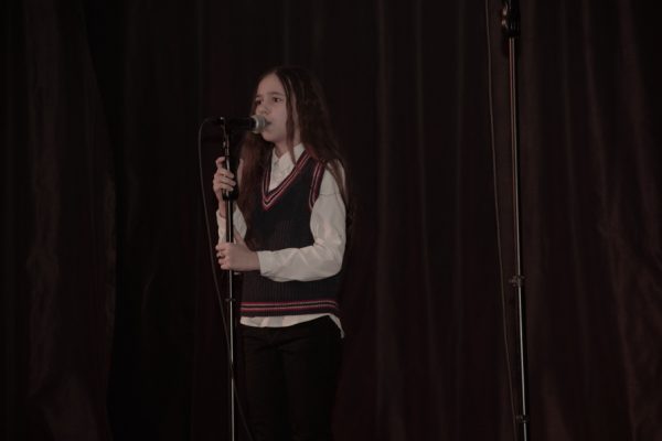 wokalistka na scenie przy mikrofonie