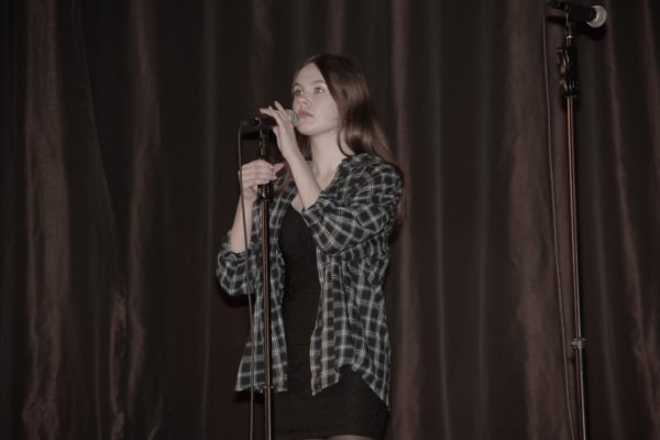 wokalistka na scenie przy mikrofonie