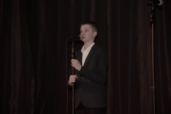 wokalista na scenie przy mikrofonie