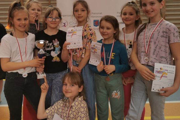 grupa dziewcząt pozuje do zdjęcia