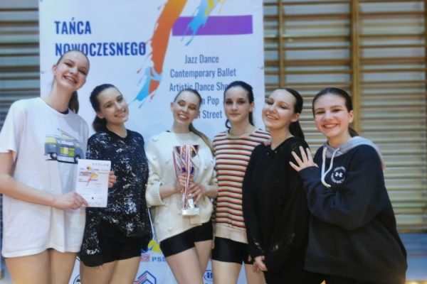 grupa dziewcząt pozuje do zdjęcia