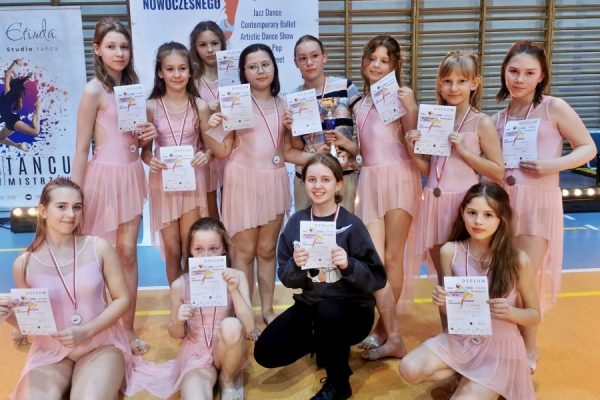 grupa dziewcząt pozuje do zdjęcia